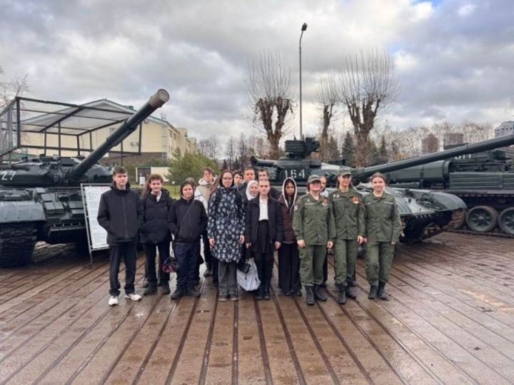 Лаеш районы укучылары өчен танк училищесына экскурсия оештырылды
