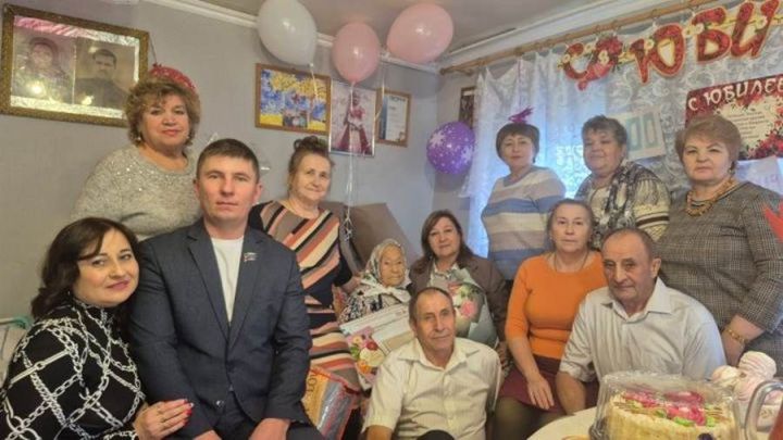 Карадүледән Екатерина Доронина үзенең 100 еллыгын билгеләп үтте.