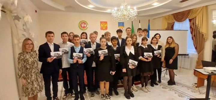 Лаишевские школьники подписали открытки для участников СВО