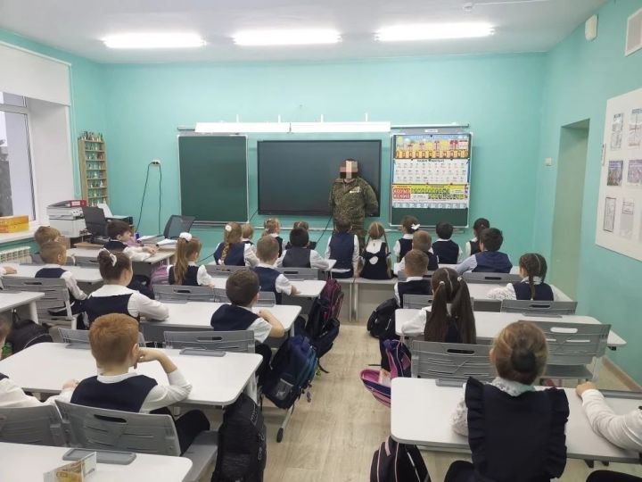 Первоклассники Лаишевского района познакомились с участником СВО