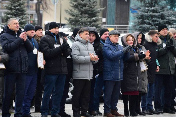 Лаишевский район получил три новых автомобиля