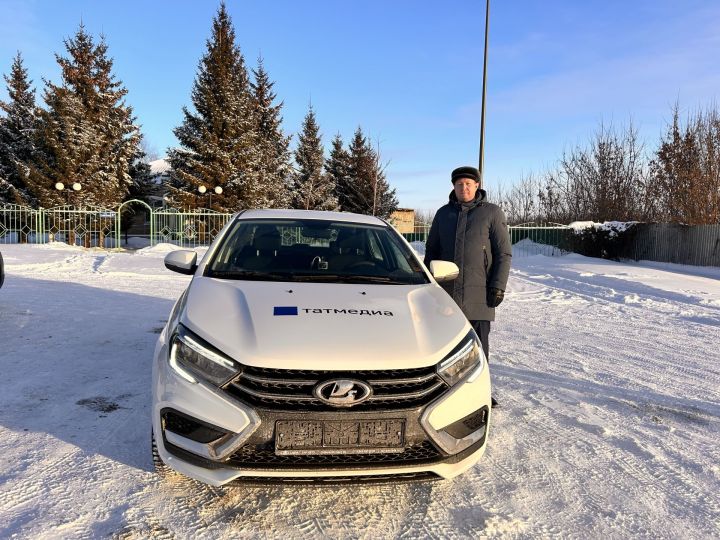 Рустам Минниханов вручил ключи от Lada Vesta «Камской нови»: новый автомобиль для оперативной работы журналистов Лаишевского района