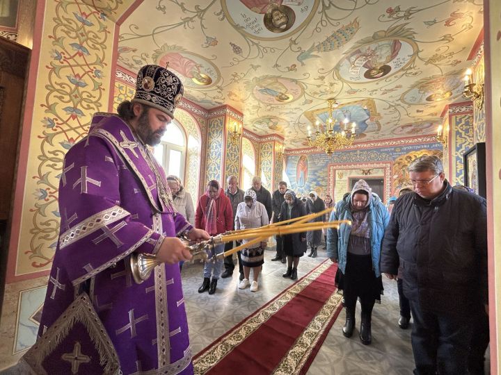 В селе Среднее Девятово состоялось архиерейское богослужение в честь преподобного Алексия Человека Божия