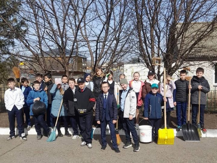 Ученики Кирбинской школы приняли участие в двухмесячнике по благоустройству