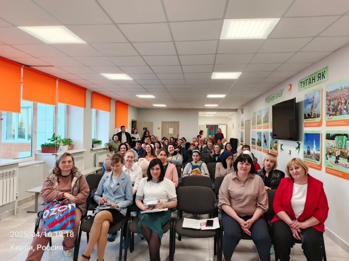 Дәүләт автоинспекциясе хезмәткәрләре мәктәптәге ата-аналар җыелышларында чыгыш ясый