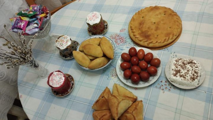 Праздничный стол Веры Курынцевой — это торжество весны