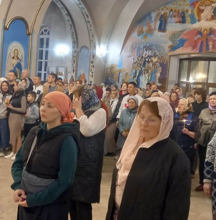 В Свято-Троицком архиерейском подворье ровно в полночь начался крестный ход