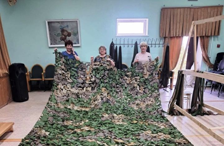 В Александровском сельском клубе волонтёры сплели 295-ю маскировочную сеть