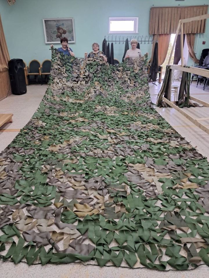 Александровка авыл клубында волонтерлар 295 нче маскировка челтәрен үрделәр