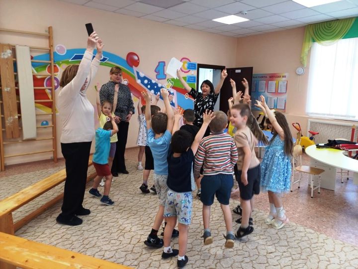 Литературная игра познакомила дошкольника со сказками Андерсена
