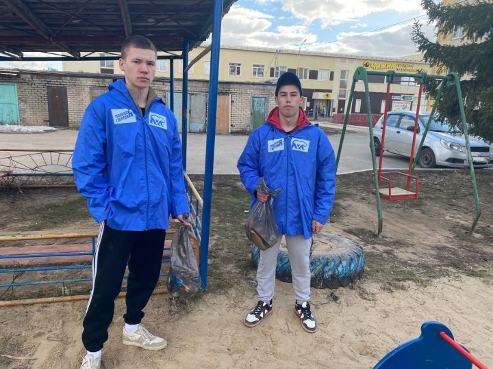 Лаишевские активисты провели акцию по очистке детской площадки от мусора