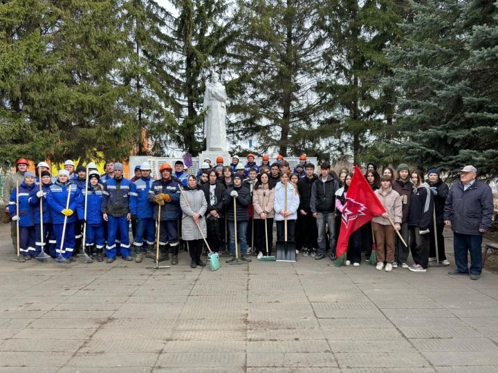 В Лаишевском районе провели субботник по благоустройству Аллеи Славы