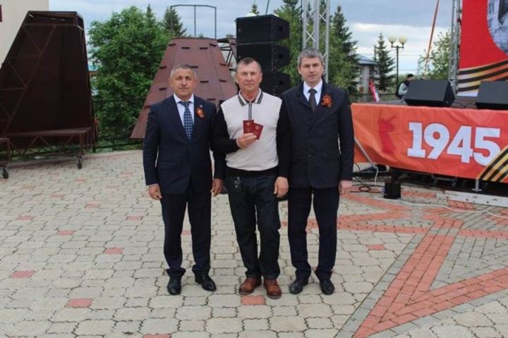 Лаеш районыннан Бөек Ватан сугышында катнашучының оныгы бабасының бүләген алды
