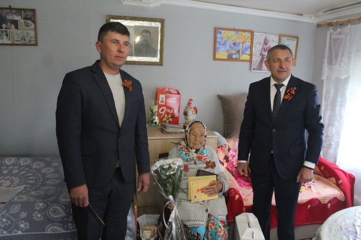 Глава Лаишевского района вручил старейшим жительницам района медали «100 лет ТАССР»