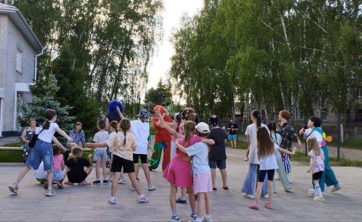 В Лаишевском районе гостями Дня защиты детей стали Карлсон, Кикимора и Баба Яга