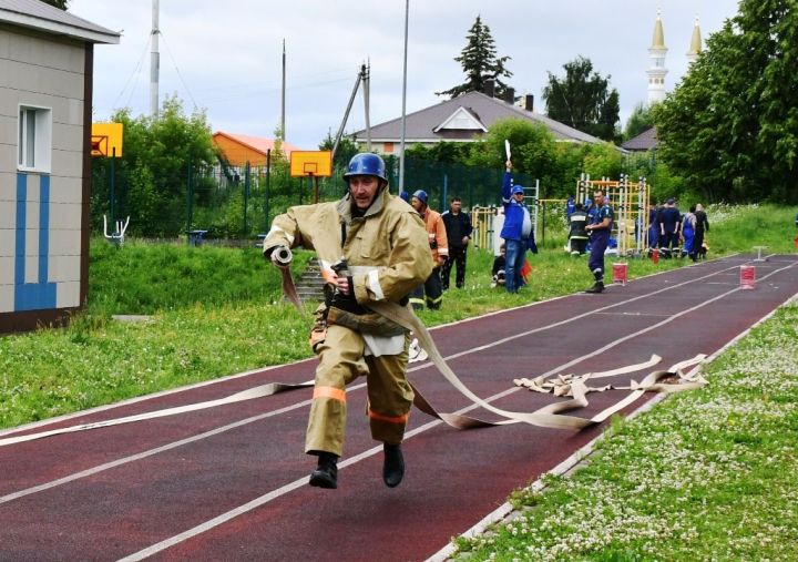 На стадионе ЛТЭТ прошли соревнования пожарных расчетов