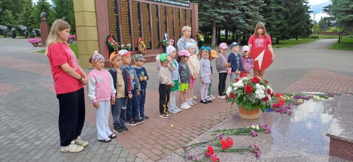 Дети из Лаишевского детсада почтили память героев в Парке Победы