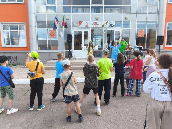 Шурале, Су Анасы и другие герои сказок пришли в гости к детям Лаишевского района