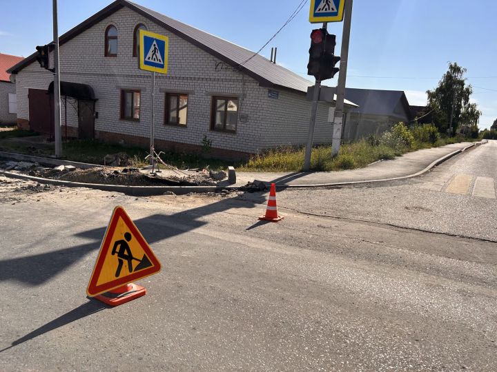 В Лаишево обновляют тротуар
