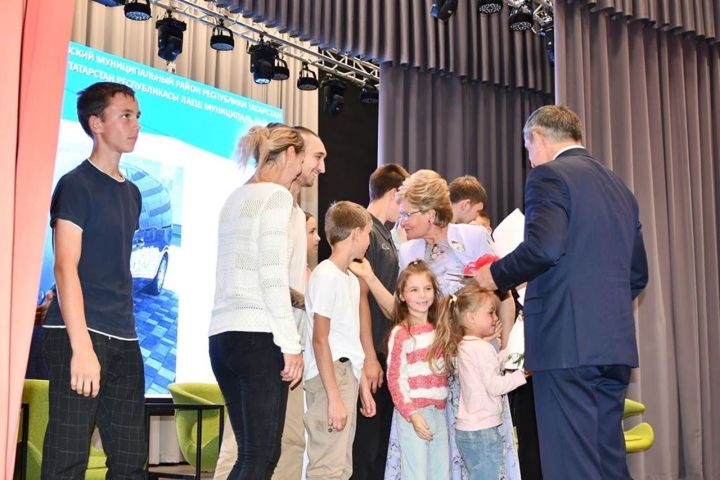 Лаеш районыннан күп балалы гаилә микроавтобус алды