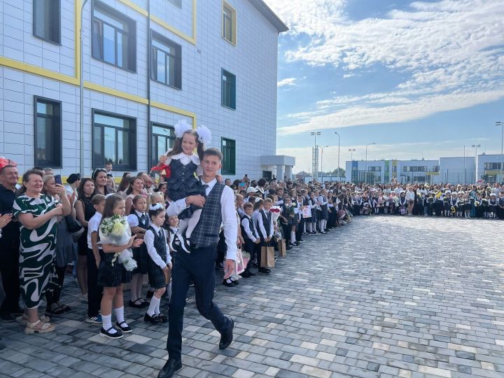 Участник СВО поздравил лицеистов Лаишевского района с Днем знаний