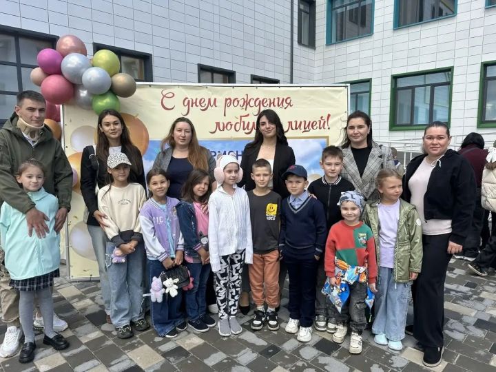 На дне рождения лицея «Гармония» в Лаишевском районе проводили мастер-классы по иероглифам и робототехнике