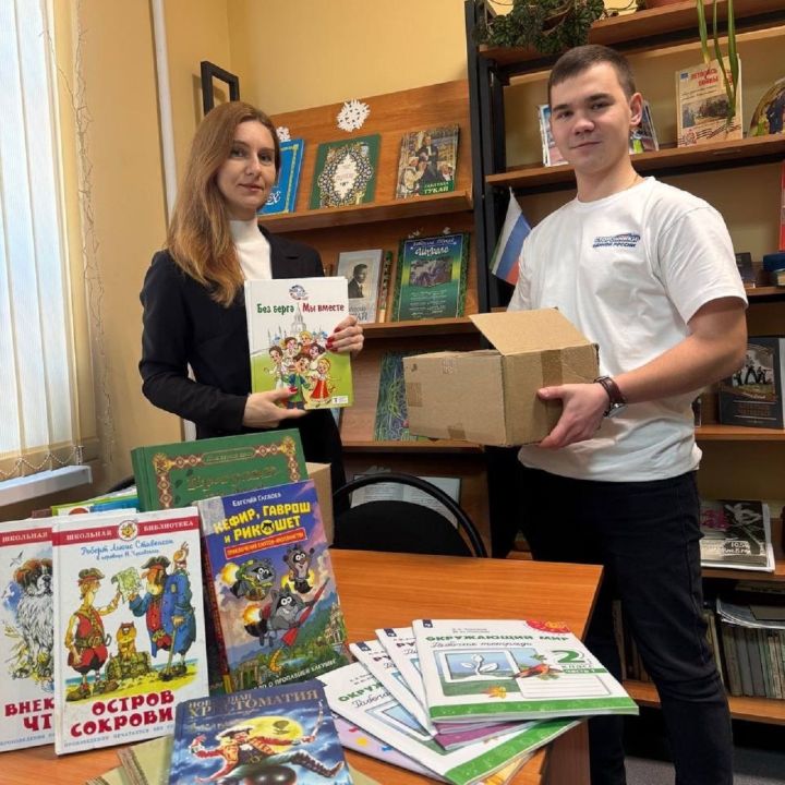 Сторонники «Единой России» передали книги в библиотеку Лаишевского района