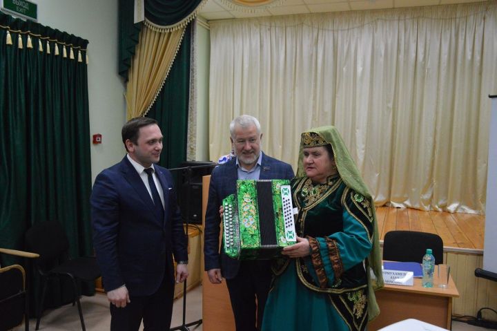 Татарско-Сараловский дом культуры получил в подарок гармонь от главы Лаишевского района