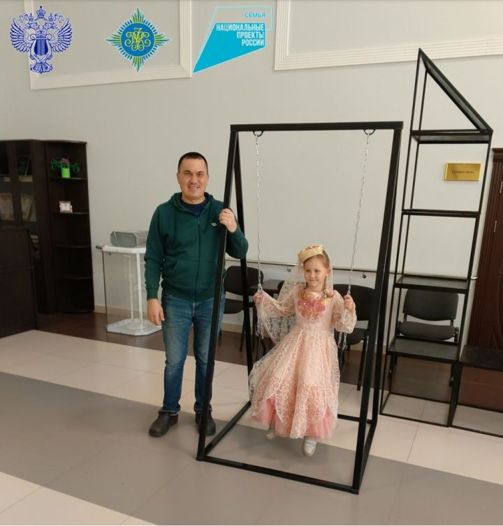 Сәхнәдә — кырыс Дамир, тормышта — кызын тирбәтүче Ринат