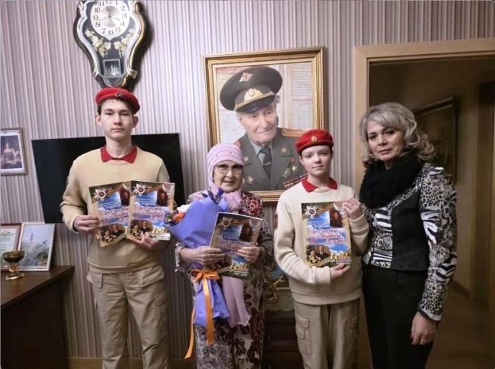 Дружба поколений: школьники поздравили вдову Героя Советского Союза