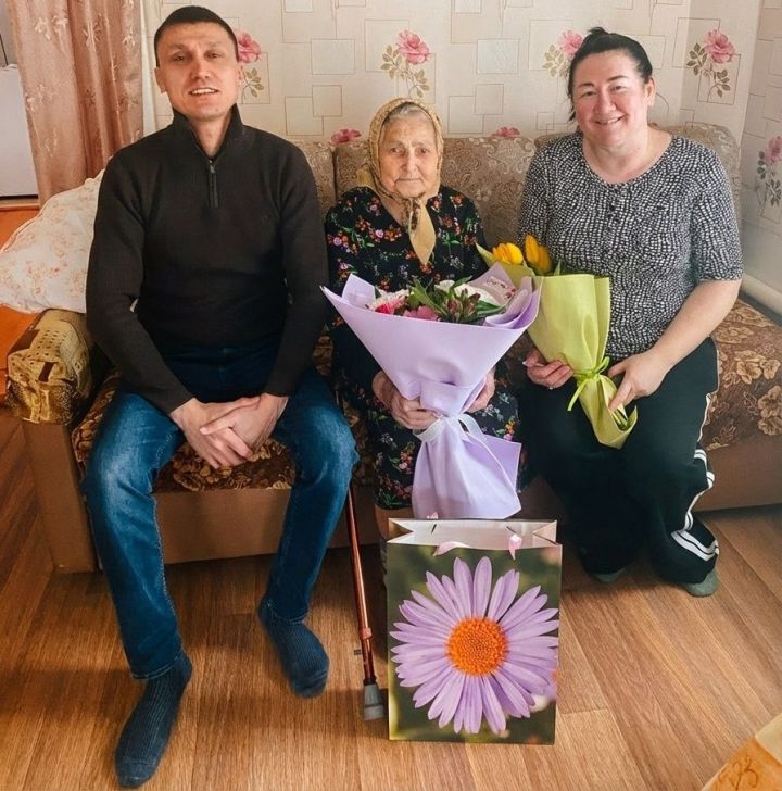 Труженицу тыла из Лаишевского района поздравили с женским днем