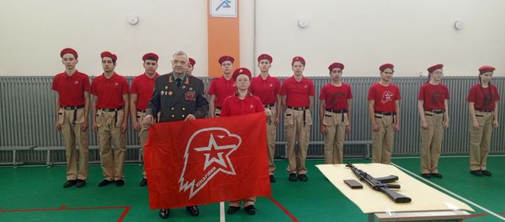 Генерал-майор Бородин вручил юнармейцам Кирбинской школы флаг и удостоверения