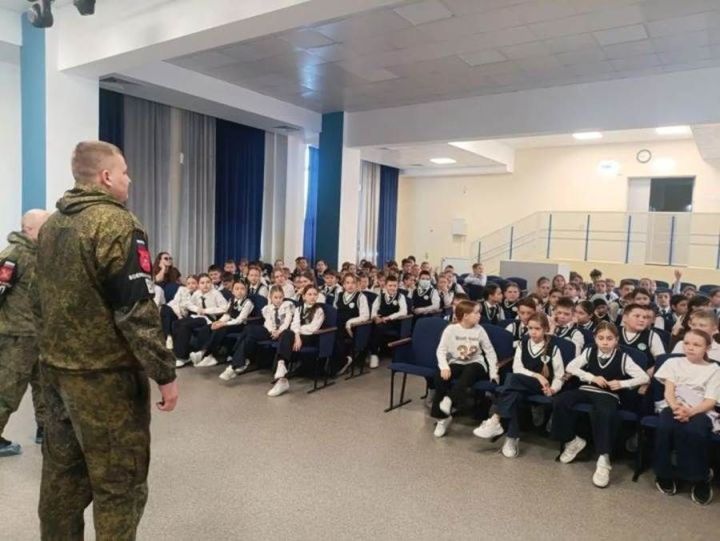 Лаеш районы укучылары хәрби полицейскийлар белән таныштылар
