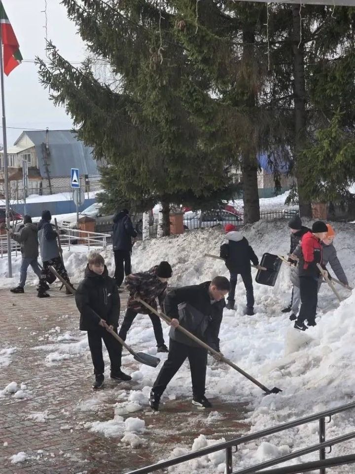 Весенняя уборка в Лаишево: жители объединились для чистоты родного города