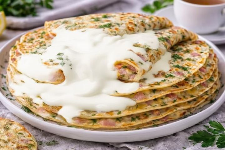 Аппетитные блины с ветчиной, сыром и зеленью.