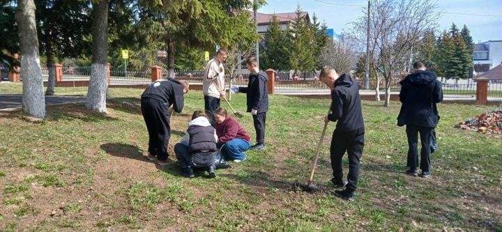 Лаешның 2нче мәктәбендә шимбә өмәсе: чисталык һәм тәртип өчен бергә