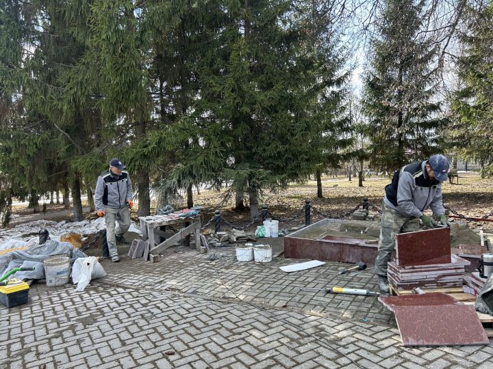 В Лаишево началось обновление памятника труженикам тыла