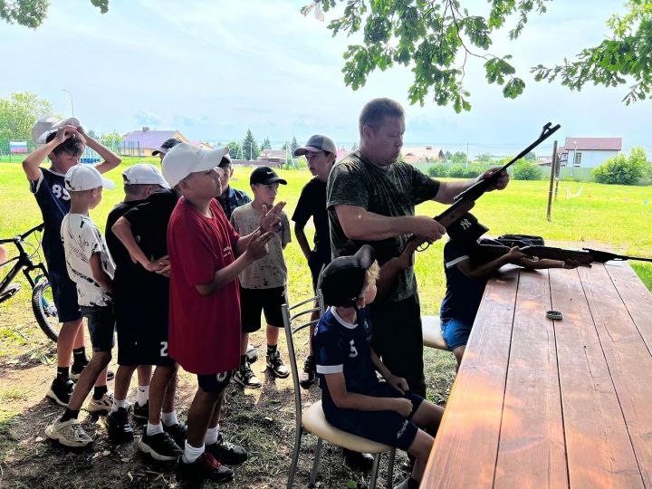 В лаишевском лагере «Липки» дети проходят военно-патриотическое воспитание