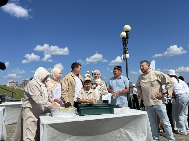Чәкчәк манарасы «бөтен дөнья белән» ясалды