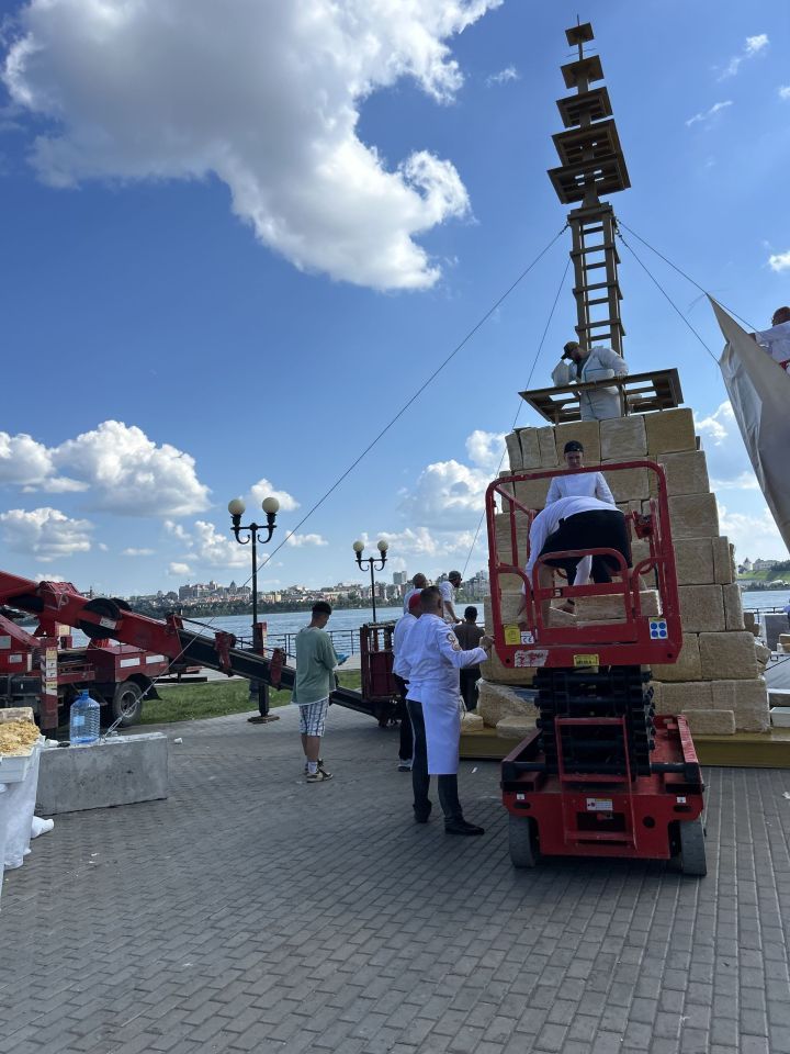 Чәкчәк манарасы «бөтен дөнья белән» ясалды
