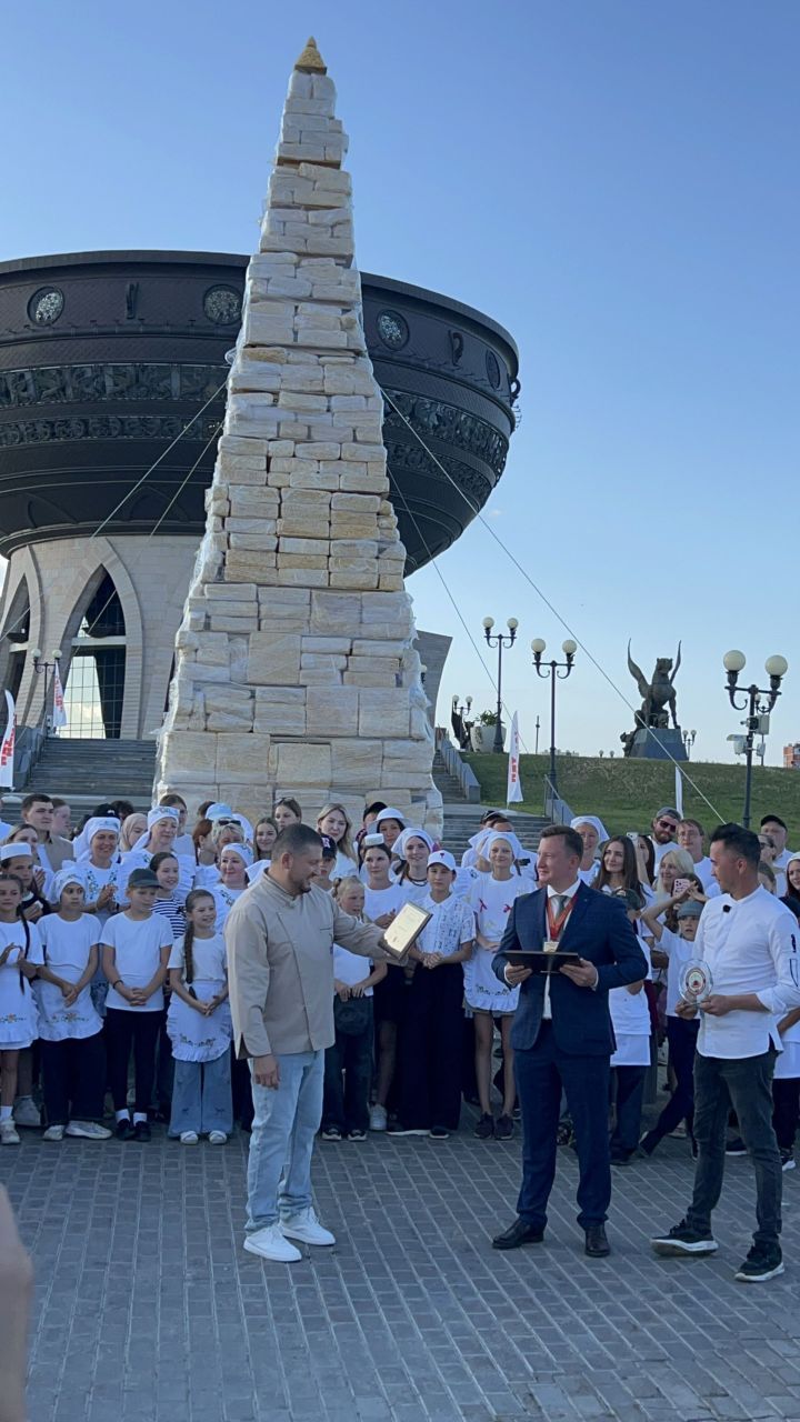 Чәкчәк манарасы «бөтен дөнья белән» ясалды