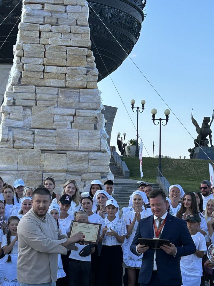 Чәкчәк манарасы «бөтен дөнья белән» ясалды
