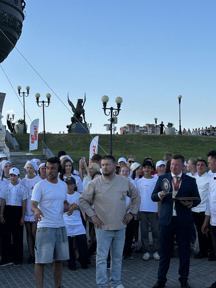 Чәкчәк манарасы «бөтен дөнья белән» ясалды