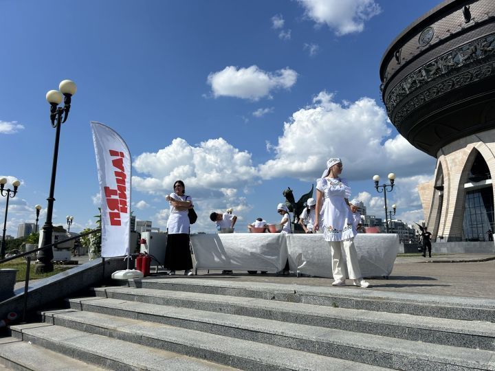 Чәкчәк манарасы «бөтен дөнья белән» ясалды