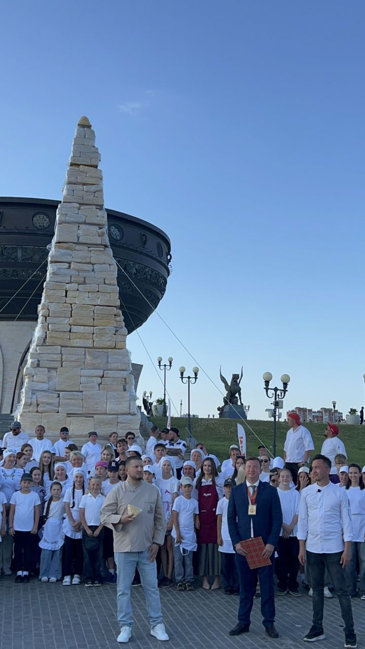 Чәкчәк манарасы «бөтен дөнья белән» ясалды