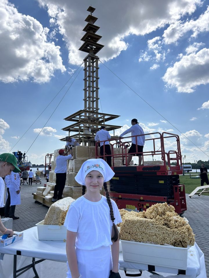 Чәкчәк манарасы «бөтен дөнья белән» ясалды