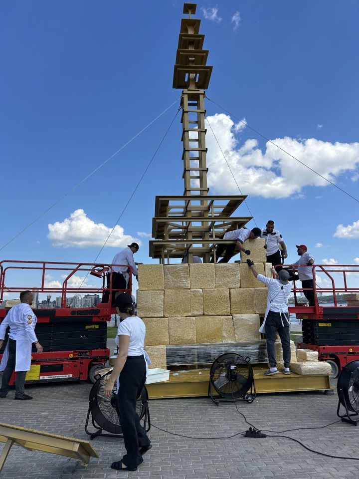 Чәкчәк манарасы «бөтен дөнья белән» ясалды