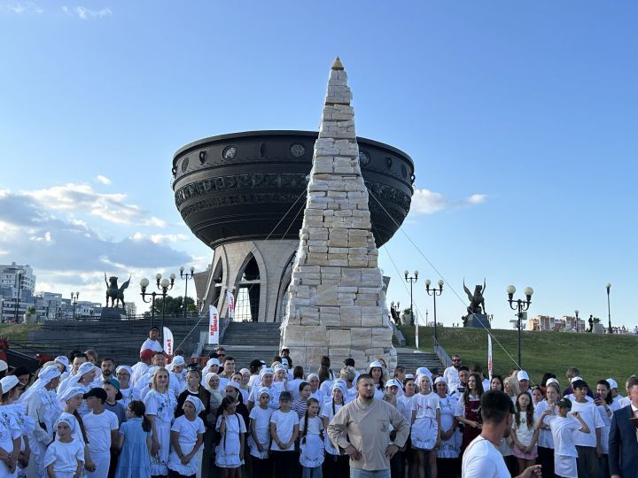 Чәкчәк манарасы «бөтен дөнья белән» ясалды