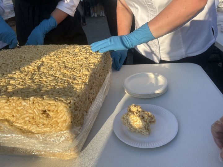 Чәкчәк манарасы «бөтен дөнья белән» ясалды