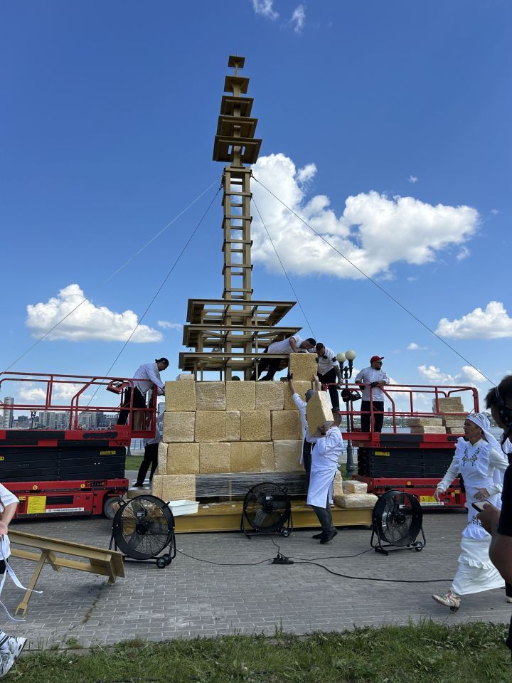 Чәкчәк манарасы «бөтен дөнья белән» ясалды